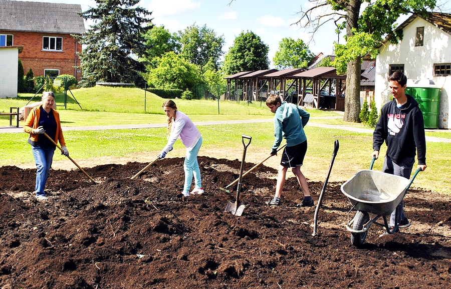Skaistkalnē. Darba vadītāja Brigita Streļcova (no kreisās) un jaunieši – Gita Asupe, Artūrs Jankovičs un Artūrs Grosbergs.
Autors: Māris Krūmiņš