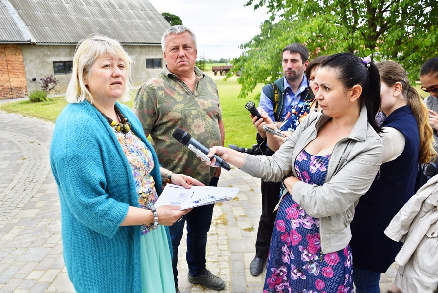 Z/s «Urštēni» saimnieki Vēsma Veģere un Ivars Punka šomēnes ar savu saimniecību iepazīstināja žurnālistus no Moldovas, kuri interesējās par Eiropas Savienības atbalstītu projektu īstenošanu «Urštēnos».
Autors: Ivars Bogdanovs