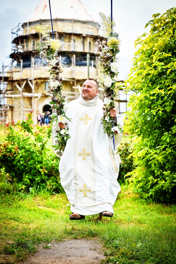 Andrejs Mediņš priesterības 20. jubilejā. Fonā – Bruknas jaunā starpkonfesionālā kapela.
Autors: Ilmārs Znotiņš