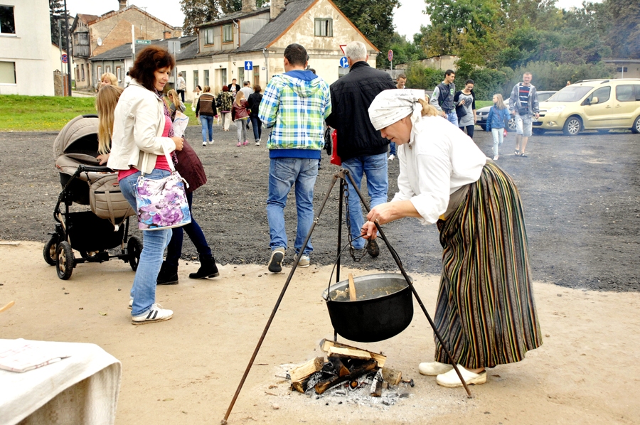 Pagalmu svētkos Bauskā katru gadu ir iespēja baudīt Dairas Jātnieces vārītās putras. 
Autors: no «Bauskas Dzīves» arhīva