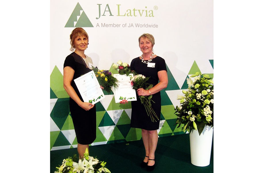 Bauskas sākumskolas direktore Linuta Ģerģe (no labās) un skolotāja Santa Nākmane Latvijas Bankas Zelta zālē 16. jūnijā konkursa «Gada labākais ekonomikā 2016» laureātu godināšanas pasākumā.
Autors: no albuma