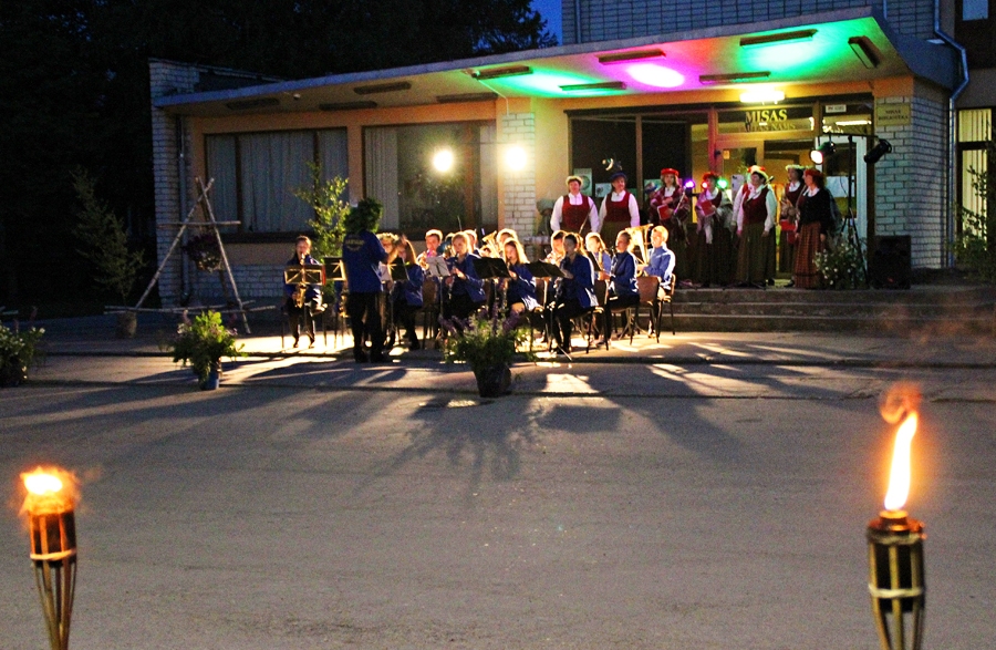 Koncerts «Apreibt no jāņuzālēm» izskanēja pie Misas tautas nama.
Autors: Alise Dreimane