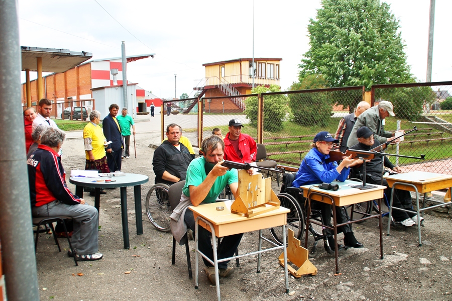 Šaušana ar pneimatisko ieroci. Sacenšas Oskars Gāzējs (no kreisās), Margita Konopka un Laimonis Rigasts.
Autors: Uldis Varnevičs