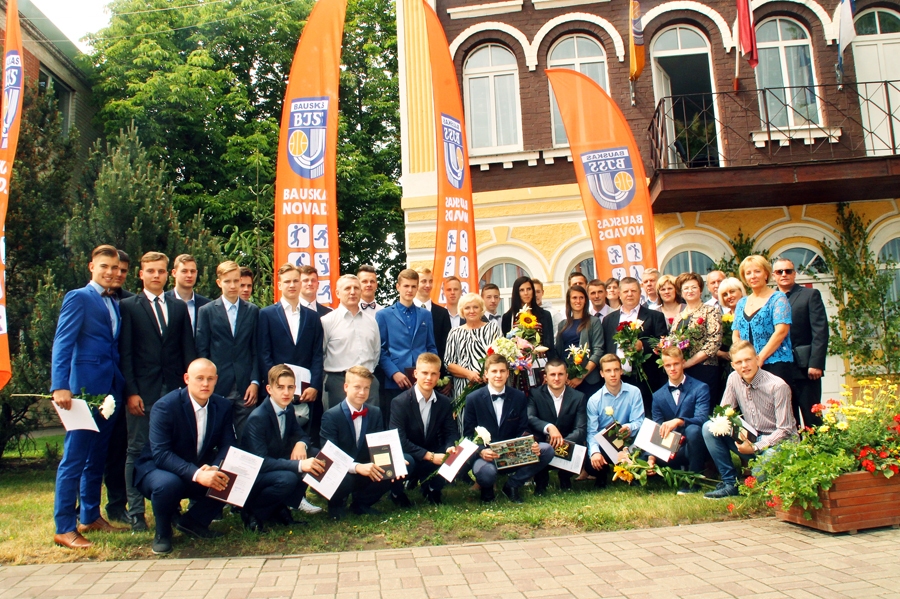 Bauskas novada Bērnu un jaunatnes sporta skolas absolventi kopā ar treneriem izlaiduma dienā. 
Autors: Uldis Varnevičs