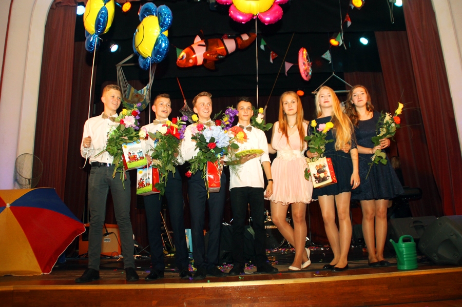 Grupas «Bekars» puiši kopā ar fona dziedātājām un solisti Keitu Luīzu Mucenieci (trešā no labās).
Autors: Uldis Varnevičs