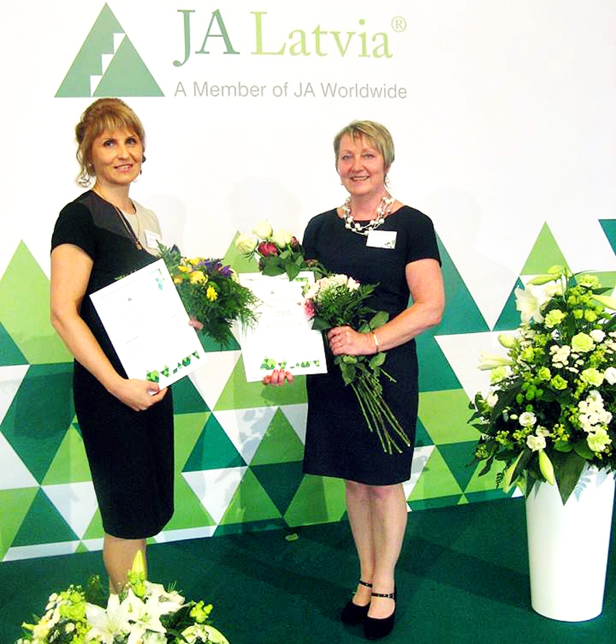 Bauskas sākumskolas direktore Linuta Ģerģe (no labās) un skolotāja Santa Nākmane Latvijas Bankas Zelta zālē 16. jūnijā konkursa «Gada labākais ekonomikā 2016» laureātu godināšanas sarīkojumā.
Autors: no albuma.