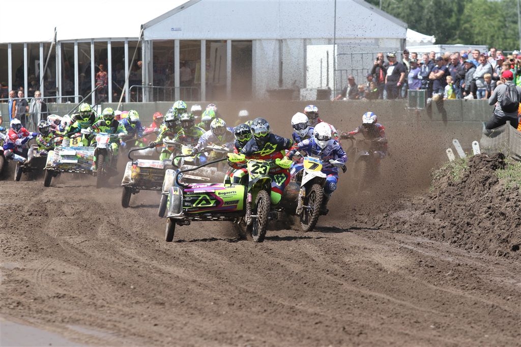 Elvijs Mucenieks un Kristofs Santermanss (23. numurs) pirmajā braucienā bija labākie startā. 
Autors: no sidecarcross.be