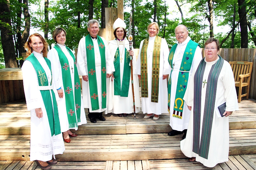 
Latviešu centrā Ziemeļamerikā – Garezerā, tā 50 gadu jubilejā. Garezera brīvdabas baznīcā Ilze Larsena garīdznieku pulkā otrā no kreisās.
Autors: no lelba.org.