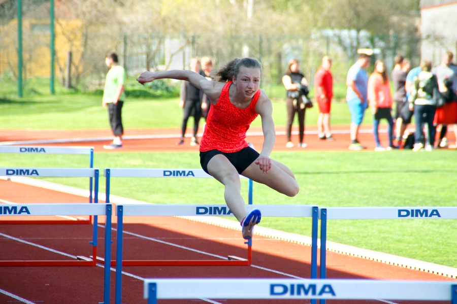 Madara Lungeviča uzvarēja Latvijas čempionātā U16 vecuma grupā 300 metru barjerskrējienā. 
Autors: no «Bauskas Dzīves» arhīva