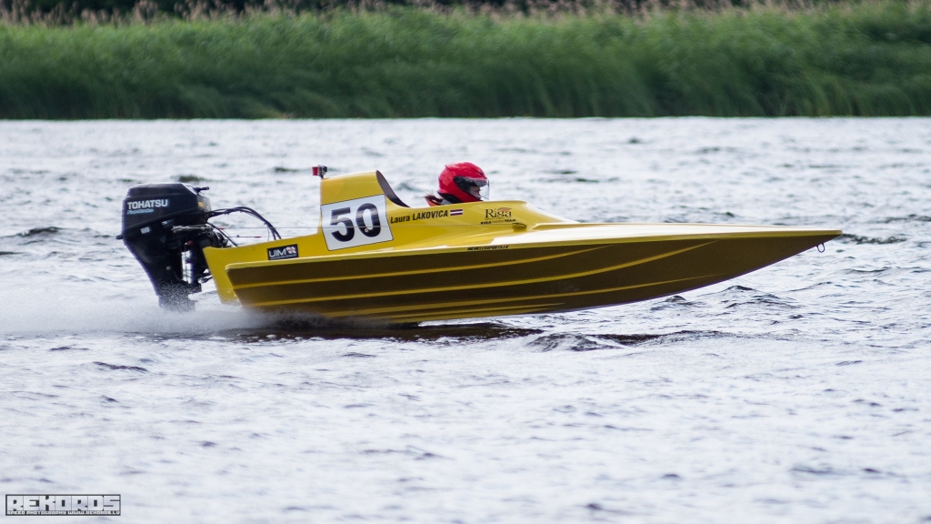 Laura Lakoviča-Lakovica traucas pa ūdens virsmu.
Autors: no komandas albuma