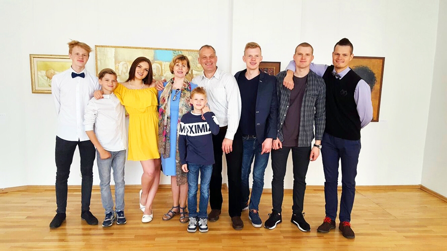 Ivetas un Rolanda Krišjāņu ģimene izstādes atklāšanā Bauskas muzejā.
Autors: no R. Krišjāņa albuma