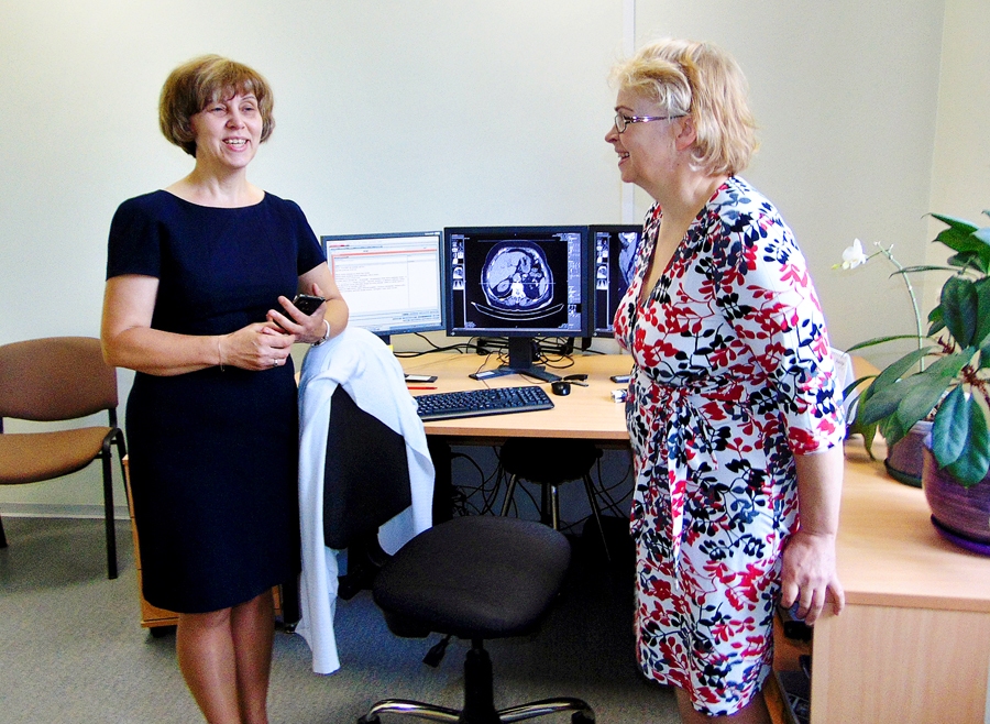 SIA «Bauskas slimnīca» finanšu uzskaites daļas vadītāja Sandra Drozdovska sarunā ar ārsti, diagnostikas radioloģi Sandru Dzīvīti (no labās).
Autors: Vilnis Auzāns