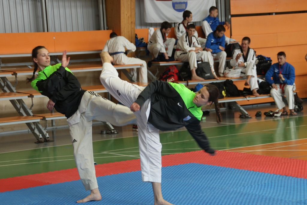 No māsām Tarvidām – Jolantas (no kreisās) un Ineses – Latvijas olimpiādē līdzjutēji gaida zelta godalgas.
Autors: no «Bauskas Dzīves» arhīva