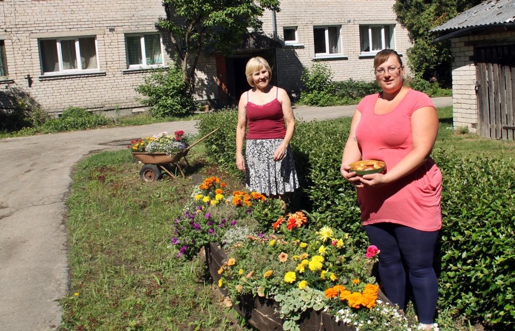 Inese Lagzdiņa (no kreisās) un Inga Bērziņa sakopušas Piebalgu 2. mājas pagalmu. 
Autors: Uldis Varnevičs