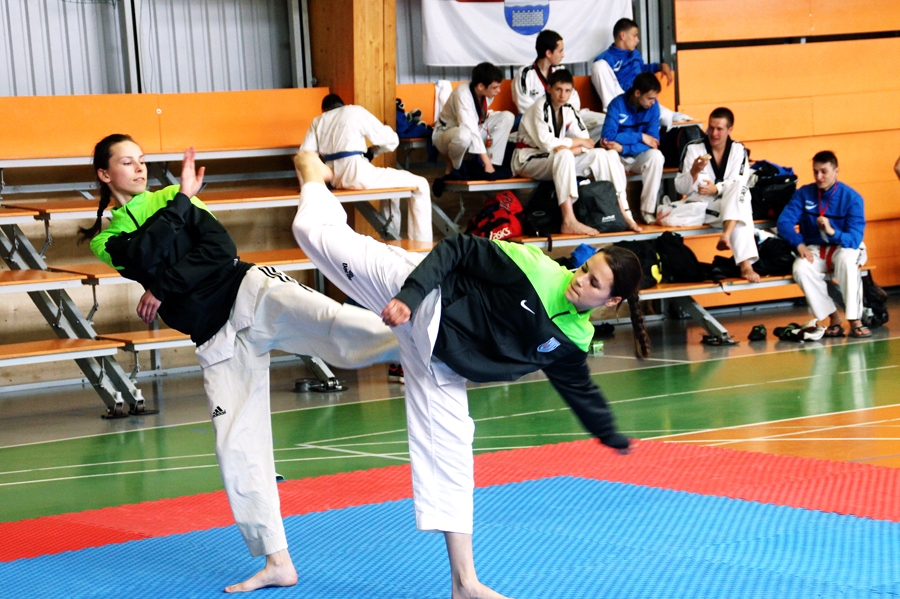 Latvijas olimpiādē līdzjutēji gaida zelta godalgas no māsām Tarvidām – Jolantas (no kreisās) un Ineses.
Autors: no «Bauskas Dzīves» arhīva.