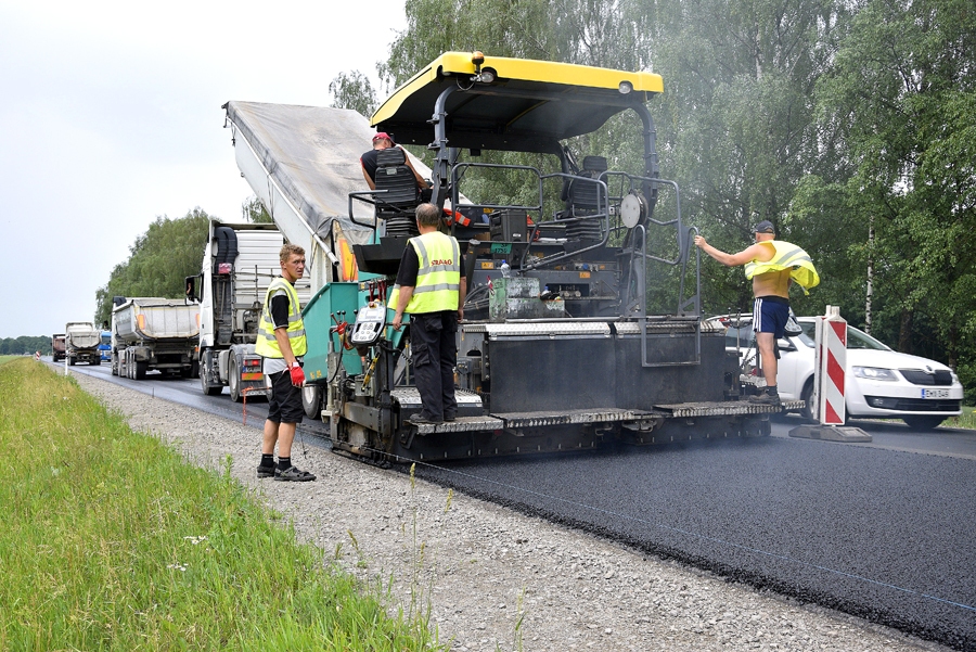 SIA «Strabag» darbinieki jau nofrēzējuši brauktuves virskārtu, sāk liet jaunu asfalta segumu.
Autors: Ivars Bogdanovs