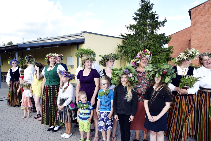 Skaistāko Jāņu vainadziņu pinēju sumināšana Rundāles mājtirgū. 
Autors: Ivars Bogdanovs