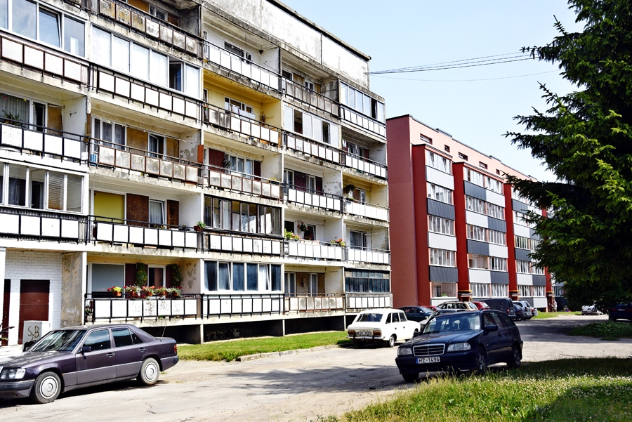 Salātu ielā Bauskā līdzās divi nami – renovētais un nerenovētais. 
Autors: Ivars Bogdanovs