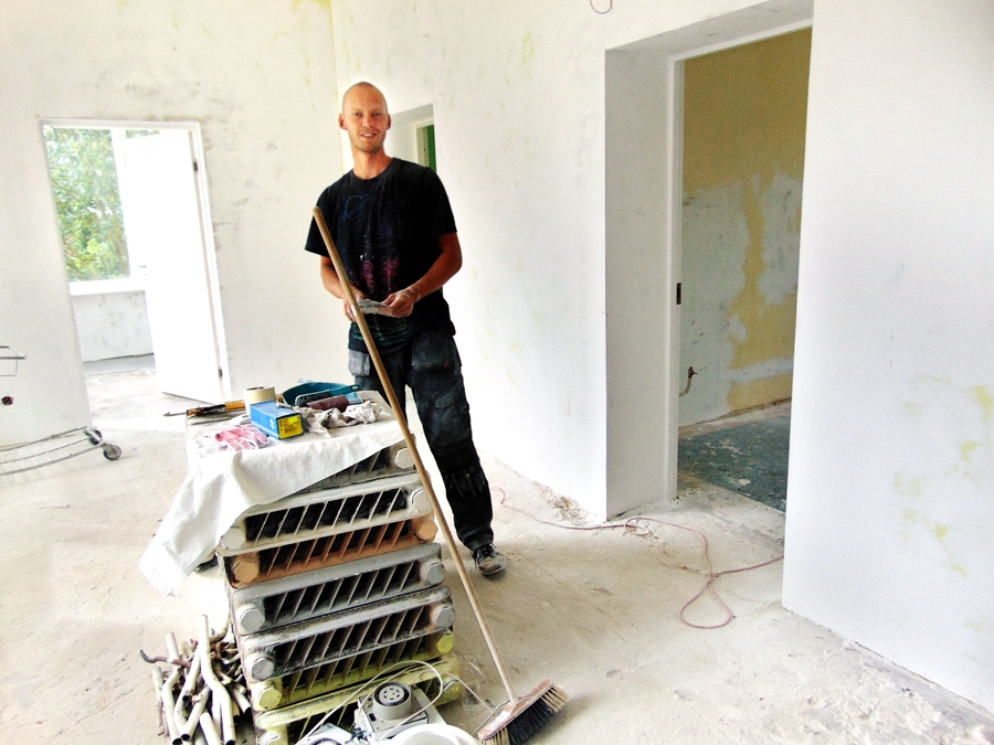 Edgars Kondrāts, SIA «Life expert» meistars, stāsta, ka darba poliklīnikas telpās ir daudz, arī daži specifiski uzdevumi, taču tas viss ir paveicams noteiktajā termiņā.
Autors: Vilnis Auzāns