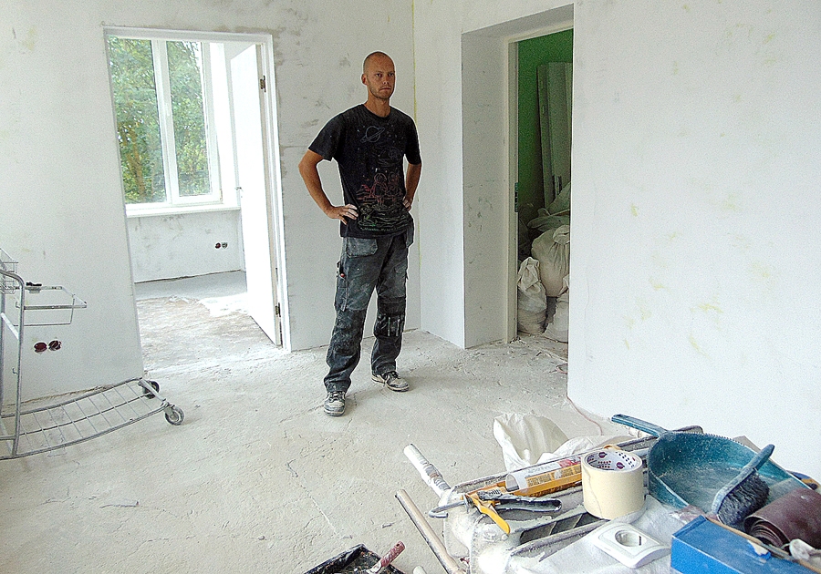 Edgars Kondrāts, SIA «Life expert» meistars, stāsta, ka darba poliklīnikas telpās ir daudz, arī daži specifiski uzdevumi, taču tas viss ir paveicams noteiktajā termiņā.
Autors: Vilnis Auzāns