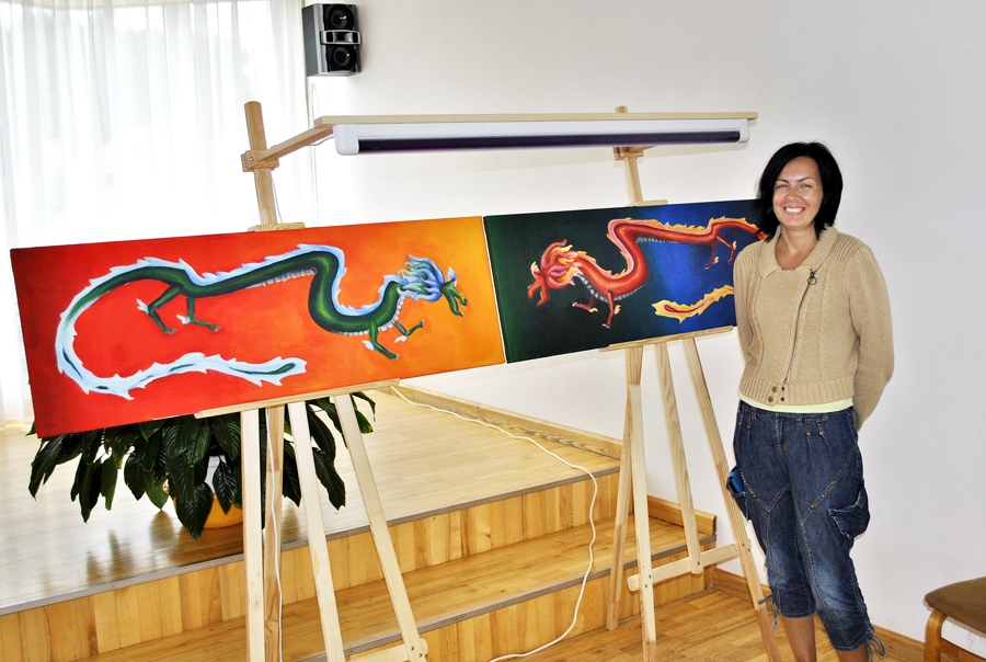 Anda Sproģe, diplomdarba vadītāja, rāda audzēknes Robertas Paulas Tomsones kompozīciju «Pūķi».
Autors: Māris Krūmiņš