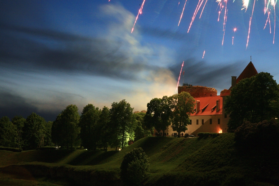 Bauskas pils gatavojas festivālam «Vivat Curlandia!». To pieteica jau salūts Muzeju naktī.
Autors: Imants Klīdzējs