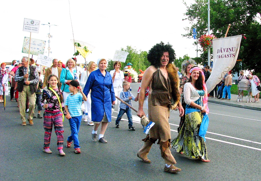 Bauskas novada svētkos iepriekšējos gados notika arī gājiens. 2015. gadā līdz ar citiem tajā atraktīvi piedalījās Dāviņu pagasta pārvaldes kolektīvs un iedzīvotāji. Šogad šādas svētku izdarības nebūs.
Autors: no «Bauskas Dzīves» arhīva.