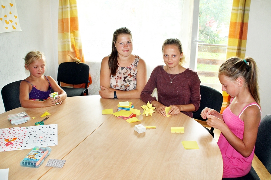 Stelpē pavadīto laiku brīvprātīgās jaunietes Jūlija Apsite (vidū no kreisās) un Anna Ketelhuta vērtē kā ļoti noderīgu. 
Autors: Uldis Varnevičs