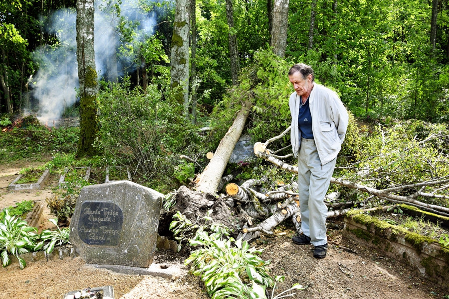 Eduards Liekna pirmdienas rītā Rumbu kapos ieraudzījis «apokaliptisku ainu» – aizgājēju atdusas vietu apklājuši krustām šķērsām sakrituši izgāztu un nolauztu koku stumbri. Otrdien bija attīrīta puse nelielo kapu teritorijas.
Autors: Ivars Bogdanovs