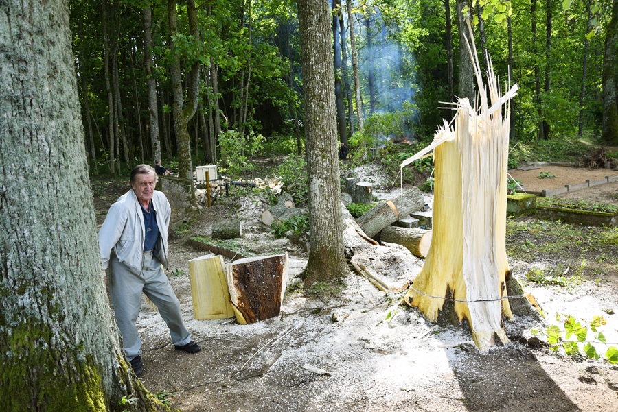 Eduards Liekna pirmdienas rītā Rumbu kapos ieraudzījis «apokaliptisku ainu» – aizgājēju atdusas vietu apklājuši krustām šķērsām sakrituši izgāztu un nolauztu koku stumbri. Otrdien bija attīrīta puse nelielo kapu teritorijas.
Autors: Ivars Bogdanovs