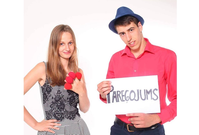 Edžus Kauķis un Ieva Jekabsone vēlas priecēt Latvijas iedzīvotājus ar burvju trikiem.
Autors: no E. Kauķa albuma