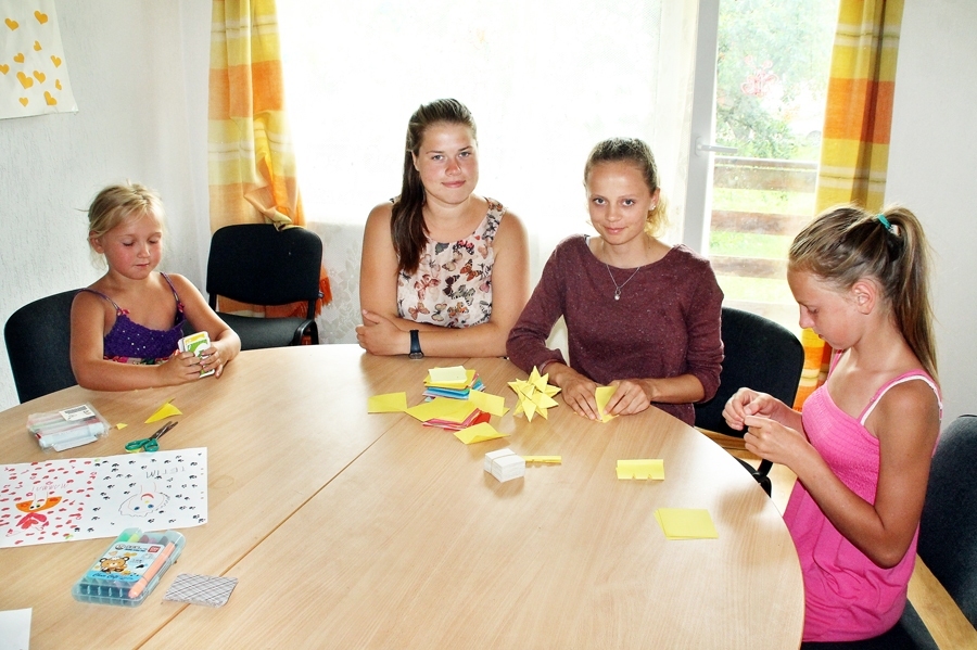 Stelpē pavadīto laiku brīvprātīgās jaunietes Jūlija Apsite (vidū no kreisās) un Anna Ketelhuta vērtē kā ļoti noderīgu. 
Autors: Uldis Varnevičs