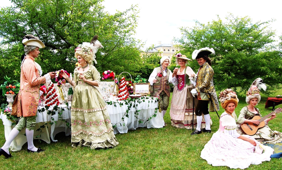 Vēsturisko rekonstrukciju studijas «Rokoko» dalībnieki 2015. gada Dārza svētkos Rundāles parkā.
Autors: no J. Forstes albuma.