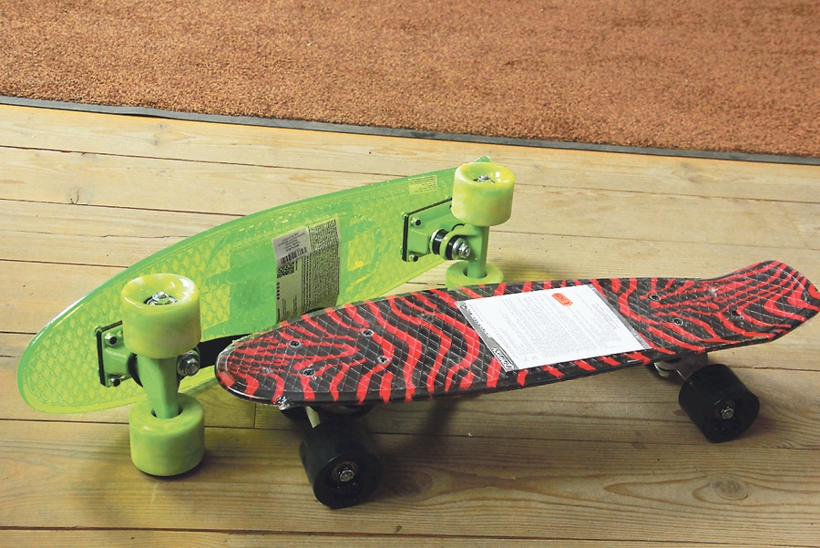 Šovasar pilsētu ielās aizvien biežāk var redzēt bērnus ar tā saucamajiem «Penny» skrituļdēļiem. Šāda veida dēļus parasti izvēlas meitenes, jo tie ir stabili, kā arī krāsaini. Puiši vairāk izraugās klasiskos skrituļdēļus, ar kuriem var taisīt dažādus trikus. Savukārt tā saucamos «longbordus» (garus dēļus ar platākām riepām) izvēlas gan puiši, gan meitenes. Daži piedalās arī sacensībās, kurās ar šādiem dēļiem tiek sasniegts ļoti liels ātrums.
Autors: Diāna Lozko