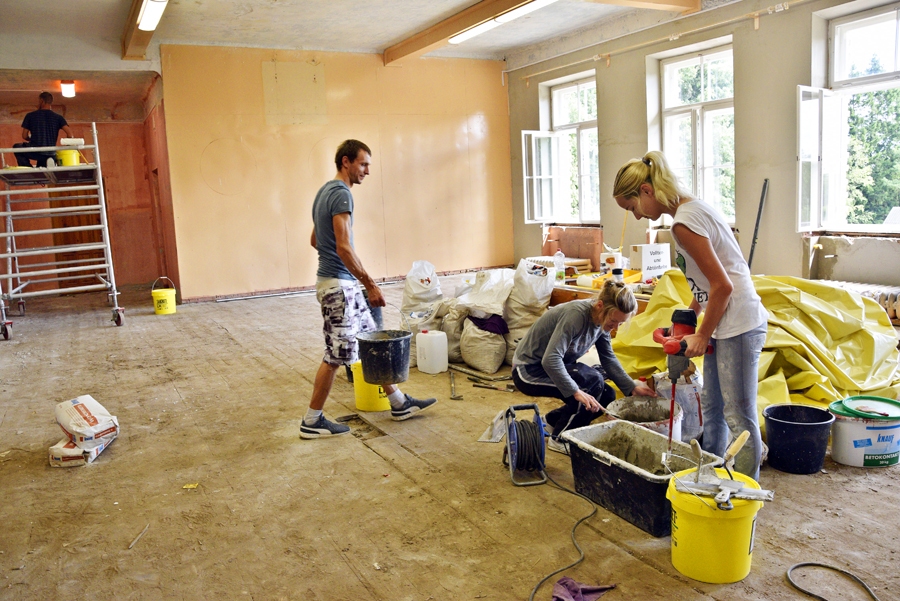 Mežgaļu pamatskolas aktu zāles remontu sākuši SIA «PRO DEV» strādnieki.
Autors: Ivars Bogdanovs
