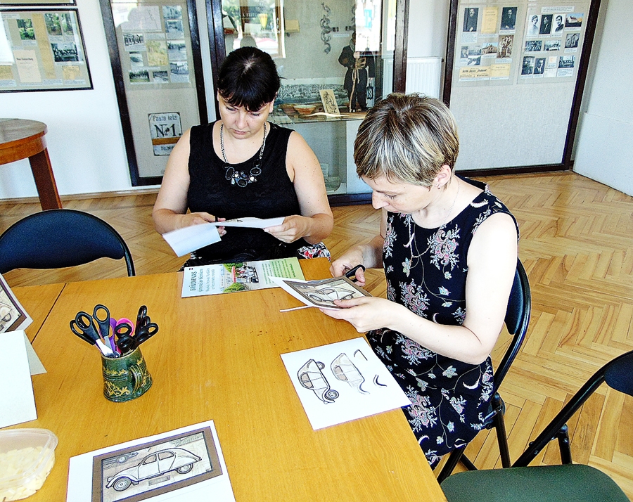 Bauskas muzejs piedāvā iespēju vecākiem ar bērniem izpausties radošajās aktivitātēs. Bauskas TIC vadītāja Inese Turkupole-Zilpure (no labās) un Bauskas motormuzeja pārstāve Sanda Ziemele mācās 3D tehnikā izgatavot kartīti ar automobili.
Autors: Vilnis Auzāns