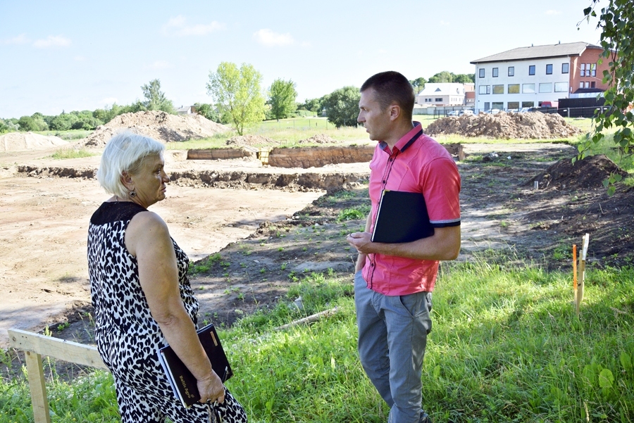 Ar situāciju Bauskas baseina būvlaukumā iepazīstas Bauskas novada administrācijas saimnieciskās nodaļas vadītājs Mārtiņš Vilciņš un Bauskas Bērnu un jaunatnes sporta skolas direktore Biruta Grantiņa.
Autors: Ivars Bogdanovs