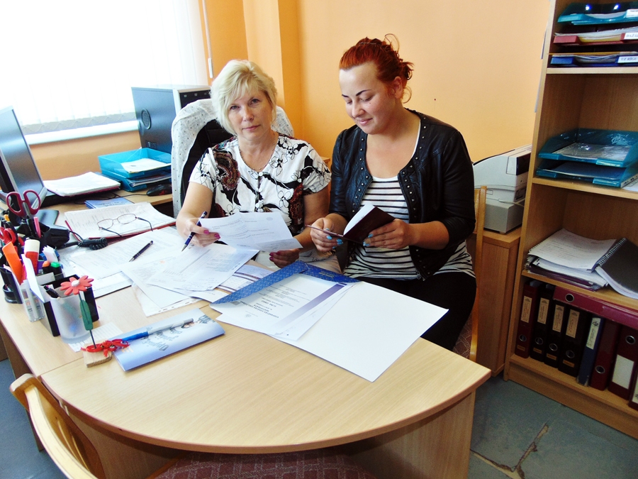 Rīgas Pedagoģijas un izglītības vadības akadēmijas Bauskas filiāles vadītāja Aija Spriņķe iepazīstas ar Skaistkalnes vidusskolas absolventes Elīnas Giņko dokumentiem. 
Autors: Vilnis Auzāns