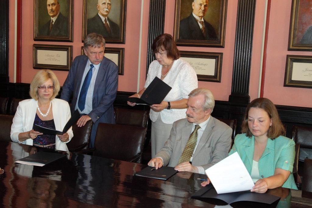 LU Senāta sēžu zālē sadarbības līgumu parakstīja LU prorektore humanitāro un izglītības zinātņu jomā profesore Ina Druviete (no kreisās), Rundāles pils muzeja direktora pienākumu izpildītāja Inga Biļeviča (no labās), klātesot direktoram Imantam Lancmanim. No Latvijas Nacionālā vēstures muzeja sadarbības līgumu parakstīja tā direktors Arnis Radiņš (otrais no kreisās), piedalījās arī LU Vēstures un filozofijas fakultātes dekāne profesore Valda Kļava.
Autors: no LU arhīva