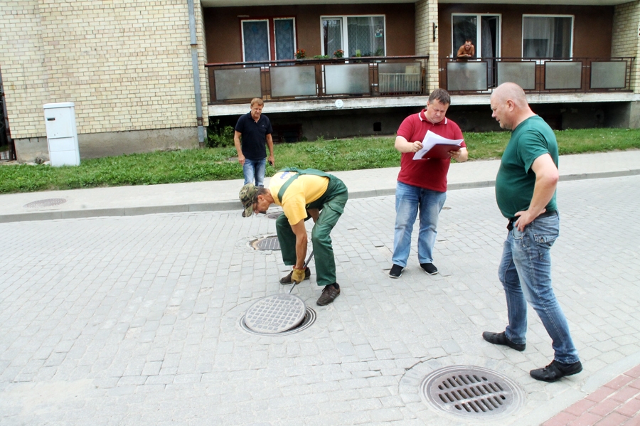 SIA «Bauskas ūdens» darbinieki apskata apakšzemes komunikācijas Slimnīcas un Plūdoņa ielas krustojumā. 
Autors: Uldis Varnevičs