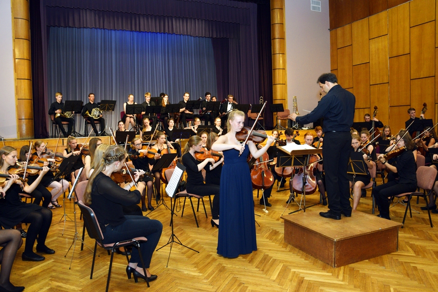 Jauniešu simfoniskais orķestris no Brēmenes Īslīcē. Vijoles solo – Šarlote Anna Helēna Freitāga.
Autors: Ivars Bogdanovs