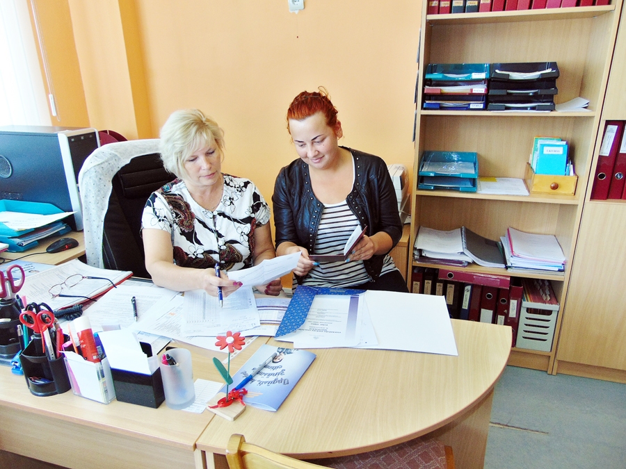 Rīgas Pedagoģijas un izglītības vadības akadēmijas Bauskas filiāles vadītāja Aija Spriņķe iepazīstas ar Skaistkalnes vidusskolas absolventes Elīnas Giņko dokumentiem.
Autors: Vilnis Auzāns