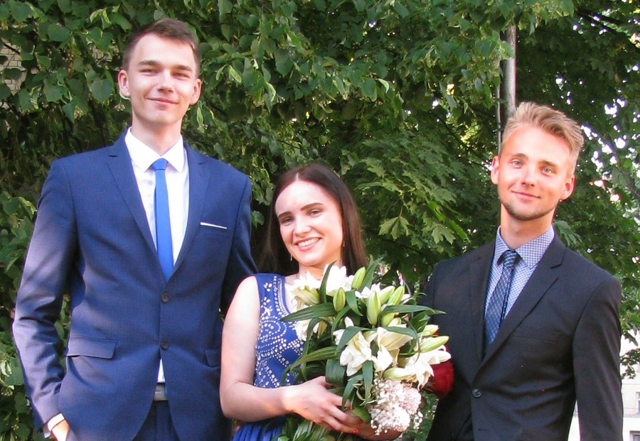 Baušķenieki, Rīgas Valsts 1. ģimnāzijas absolventi: Kristofers Kugrēns (no kreisās), Dinija Kalēja un Alvis Eimuss.
Autors: no albuma.