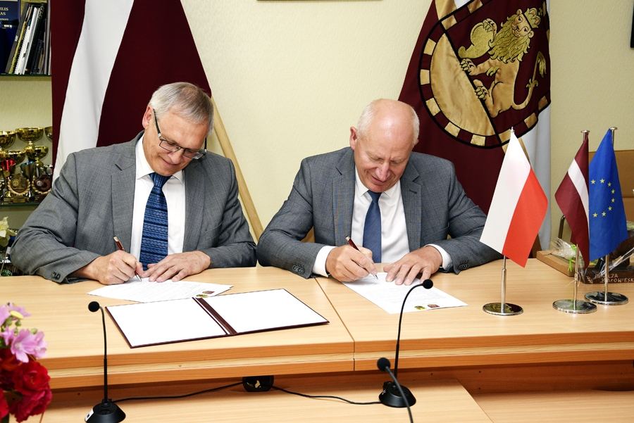 Sadarbības nodomu protokola parakstīšana: no kreisās – Aivars Okmanis un Hainovkas mērs Miroslavs
Romaniuks.
Autors: Ivars Bogdanovs