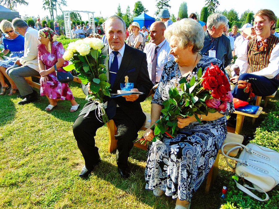 Ilggadējais Bauskas kultūras centra direktors Jānis Matisons svētkos saņēma pašvaldības apbalvojumu «Par mūža ieguldījumu». Kopā ar kundzi Žaneti viņi tika sveikti arī jūnijā nosvinētajās zelta kāzās. 
Autors: Vilnis Auzāns