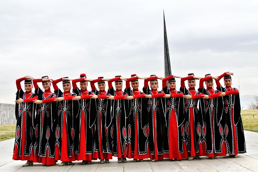 «Mush» no Armēnijas – tautas deju kolektīvs, kas līdz ar citiem uzstāsies Rundāles pils parkā trešdien.
Autors: publicitātes foto
