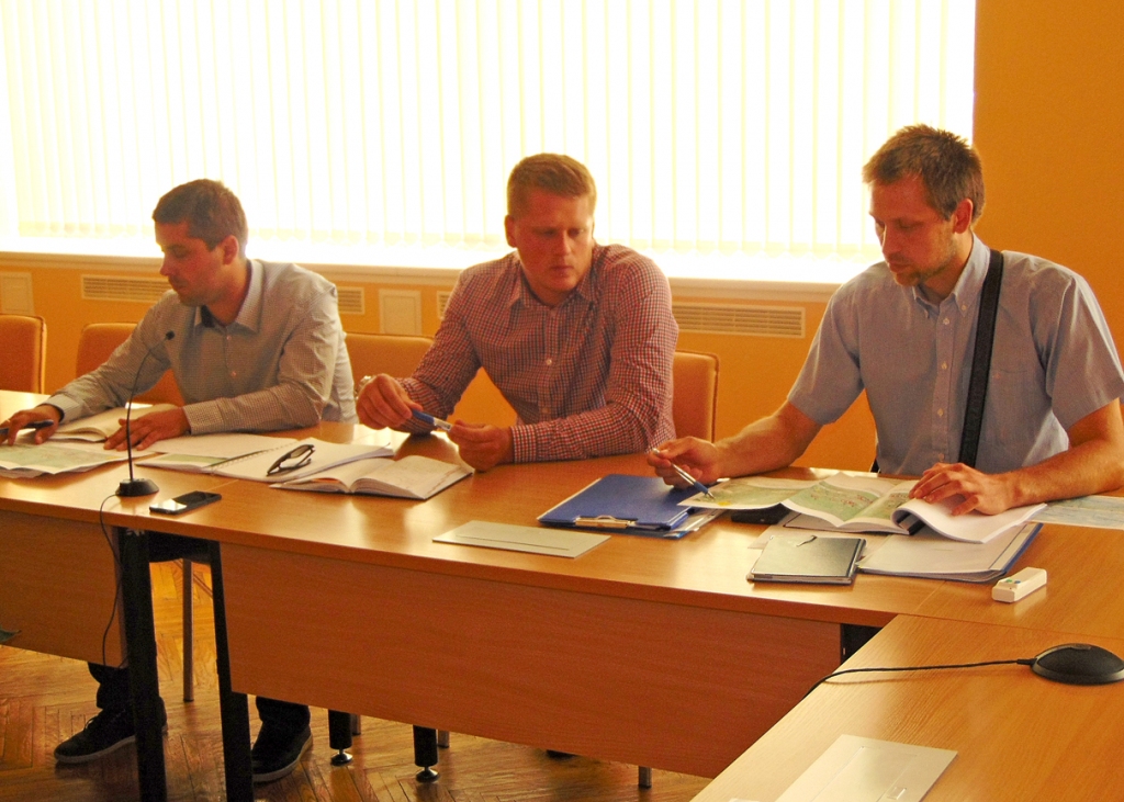 Pirmajā būvsapulcē ar Elejas ielas remonta veikšanas plāniem iepazīstina SIA «Lemminkainen Latvija» atbildīgais darbu vadītājs Lauris Kancītis (no kreisās), darbu vadītājs Helvijs Šnepsts un būvuzraugs no SIA «Firma L4» Mārtiņš Brūvers.
Autors: Vilnis Auzāns