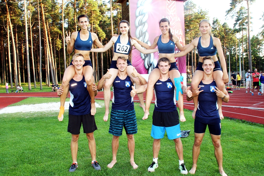 Bauskas novada ātrie vieglatlēti – Solvita Dzilnava (no kreisās), Inese Tarvida, Ilona Dramačonoka, Amanda Savicka, Haralds Ladusāns, Jānis Baltušs, Ģirts Dubinskis un Dāvis Kaufmanis. 
Autors: Uldis Varnevičs