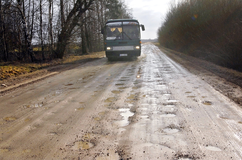Autoceļš Pilsrundāle–Svitene–Klieņi jau vairākus gadus ir nepieļaujami kritiskā tehniskā stāvoklī, grants segums rudens, ziemas un pavasara periodā, kad nav iespējama ceļa klātnes planēšana, ir teju neizbraucams, virspusē nāk melnzeme un māls.
Autors: no «Bauskas Dzīves» arhīva