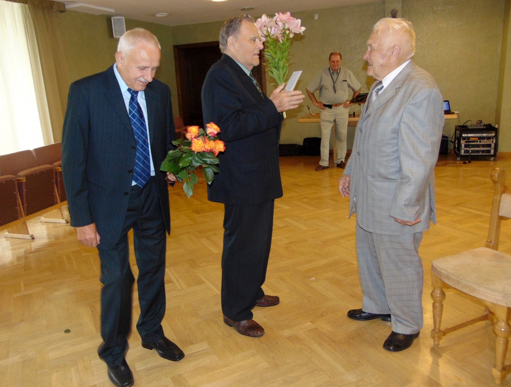 K. Zālīti sveic bijušie kolēģi, tostarp alus ražotnes Bauskā būvnieks Juris Ginters (vidū). 
Autors: Vilnis Auzāns